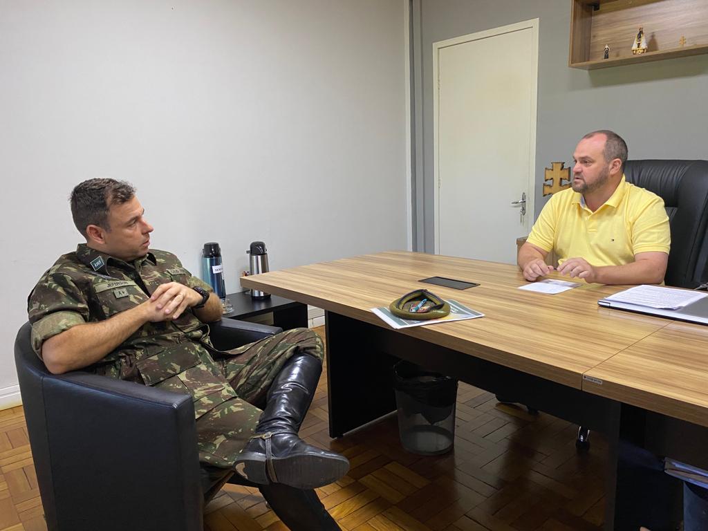 Prefeito e representantes do Exército discutem instalação do